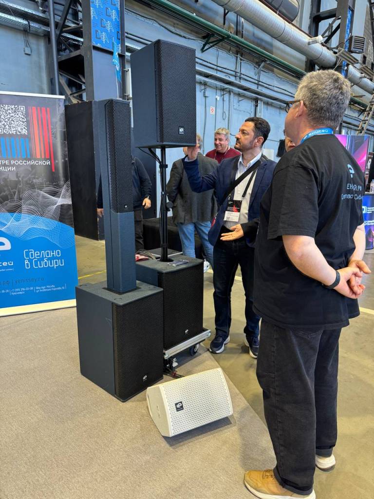 Енисей работает на выставке.jpg